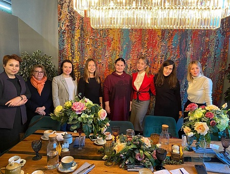 27 февраля прекрасным женским коллективом «Деловой России» мы встретились на бизнес-обеде